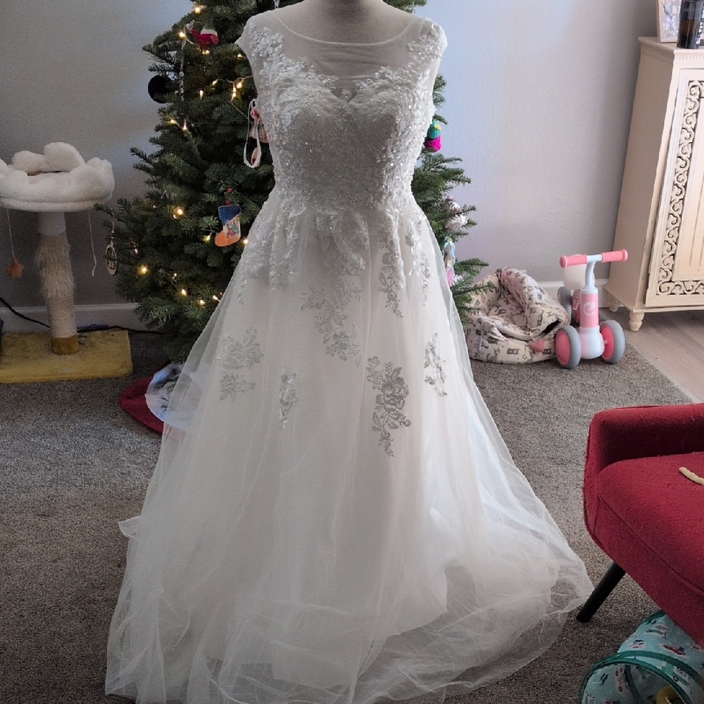 Elegant White Lace Wedding Dress